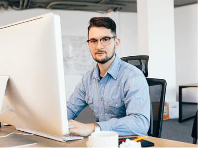 Outsourcing IT vs. wewnętrzny dział IT – co bardziej opłaca się Twojej firmie?