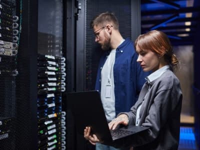 Wybór serwera do firmy: jak dopasować rozwiązanie do potrzeb biznesu i uniknąć 5 błędów podnoszących TCO