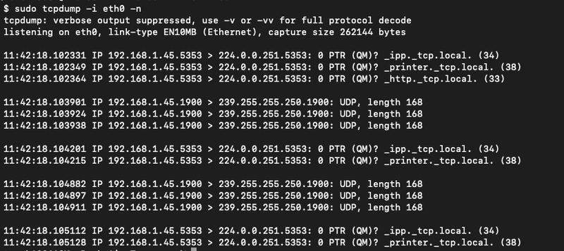 Fragment z tcpdump pokazujący drukarkę sieciową, która „sieje” broadcastami discovery (Bonjour / mDNS oraz SSDP).