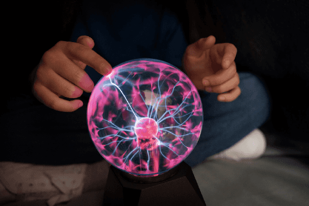 Kula plazmowa ilustrująca działanie pól elektromagnetycznych