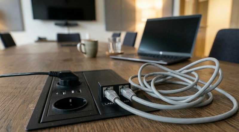 Przykład typowej sytuacji w sali konferencyjnej – pętla sieciowa spowodowana błędnym podłączeniem kabla.