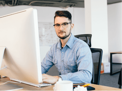 Ilustracja do artykułu: Outsourcing IT vs. wewnętrzny dział IT – co bardziej opłaca się Twojej firmie?