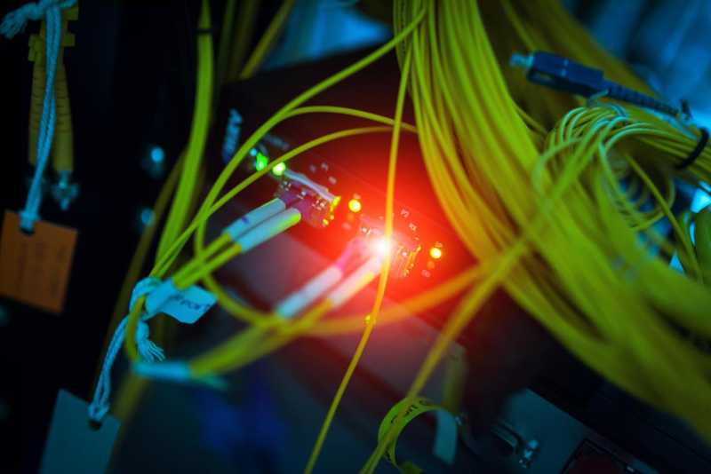 Urządzenia sieciowe z podłączonymi światłowodami