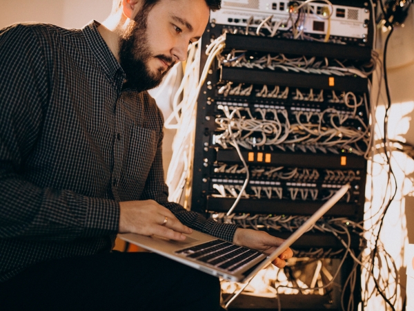 Inżynier IT konfigurujący klaster serwerów z laptopem w serwerowni – wdrożenie zunifikowanego backendu Ceph obsługującego jednocześnie Kubernetes, OpenStack i Proxmox z jednej warstwy storage.