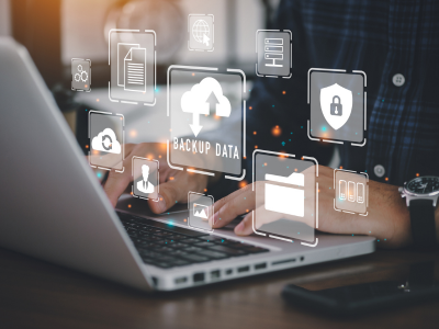Schemat ilustrujący strategie backupu i Disaster Recovery w środowisku multi-cloud, z symbolami chmury i zabezpieczeń.