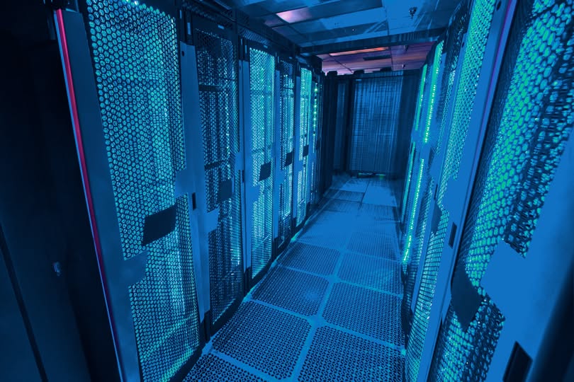 Administrator analizujący środowisko wirtualizacji przed migracją z VMware na Proxmox VE.