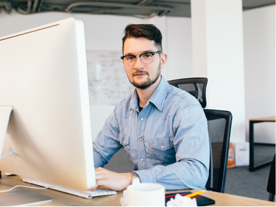 Porównanie outsourcingu IT i wewnętrznego działu IT, z grafiką ilustrującą aspekty kosztów, bezpieczeństwa i efektywności.