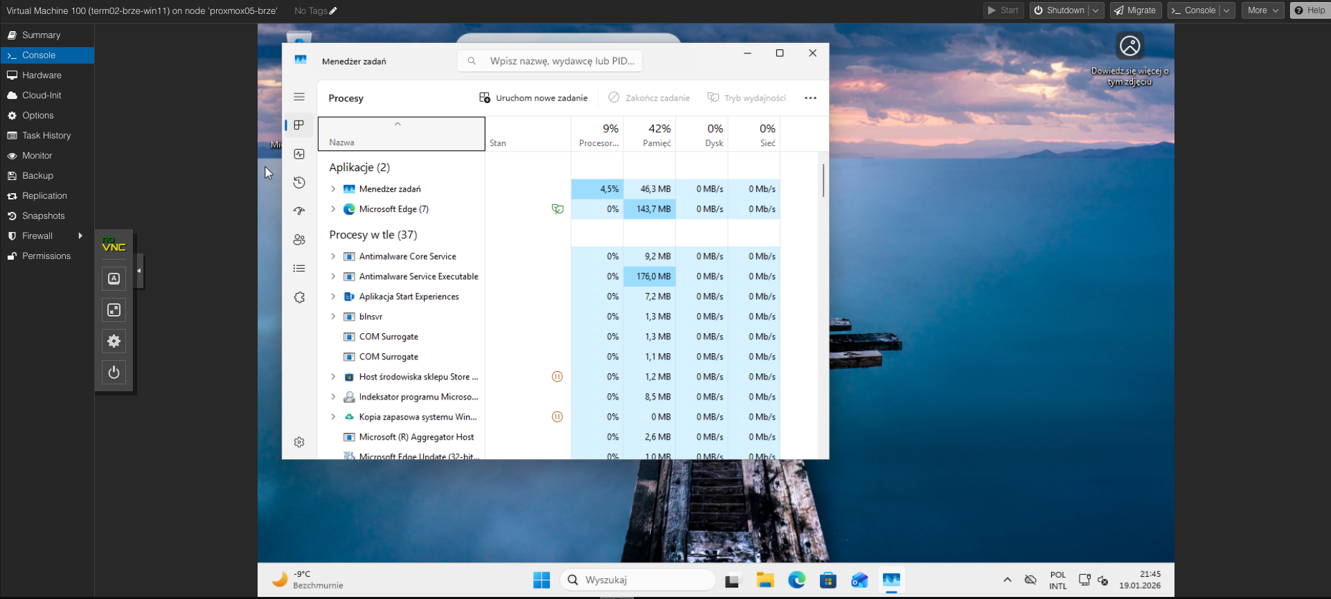 System Windows uruchomiony w wirtualnym środowisku Proxmox, z widocznymi elementami interfejsu użytkownika i ustawieniami.